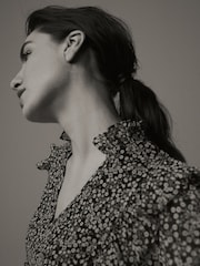 Bluzka szyfonowa Laura Ashley Morston z drobnym wzorem i falbanami - Image 7 of 8
