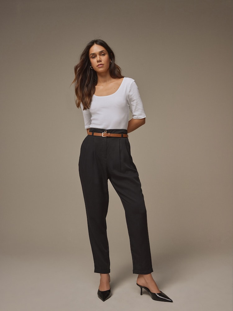 Schwarz - Laura Ashley Set aus schmal zulaufender Hose und Gürtel - Bild 1 von 6 Schwarz - Laura Ashley Set aus schmal zulaufender Hose und Gürtel - Bild 1 von 6
