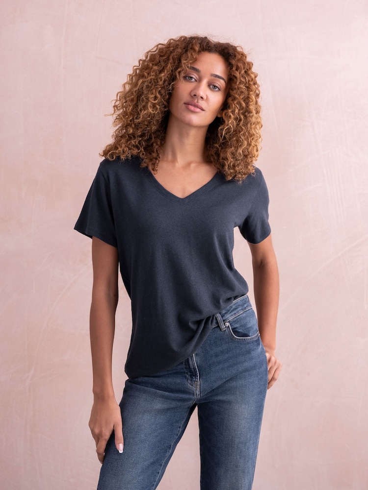 Celtic & Co.  Linen / Cotton V-Neck T Shirt - Image 1 of 5