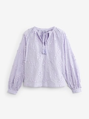 Flieder-Violett - Bluse mit Schluppe und Blumenmuste - Bild 1 von 6