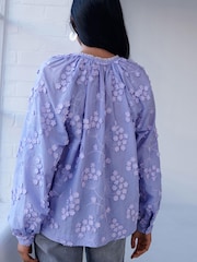Flieder-Violett - Bluse mit Schluppe und Blumenmuste - Bild 3 von 6