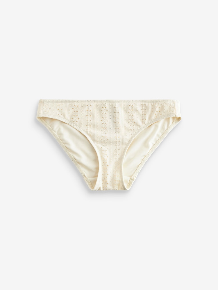 Ecru/Lochstickerei - Bikinihose mit hohem Beinausschnitt - Bild 5 von 5 Ecru/Lochstickerei - Bikinihose mit hohem Beinausschnitt - Bild 5 von 5