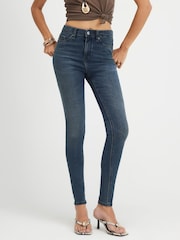 أزرق شاحب - بنطلون جينز ضيق ناحت للقوام بخصر متوسط الارتفاع من River Island - صورة 3 من 4