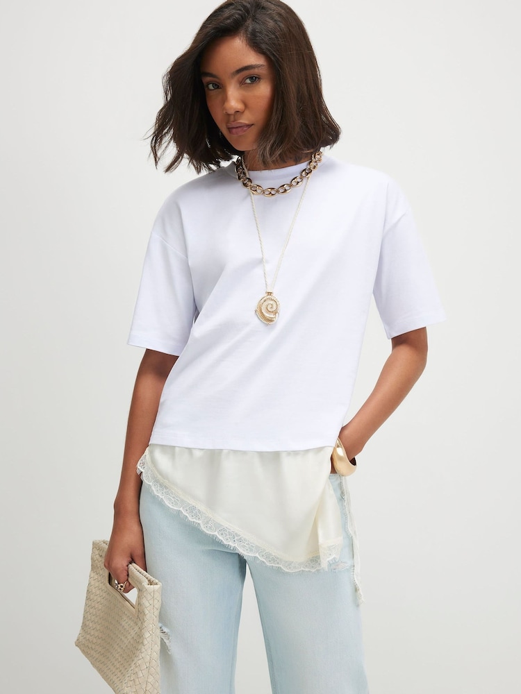 River Island White Cotton Lace Hem Asymmetric T-Shirt - Image 1 of 4 River Island White Cotton Lace Hem Asymmetric T-Shirt - Image 1 of 4