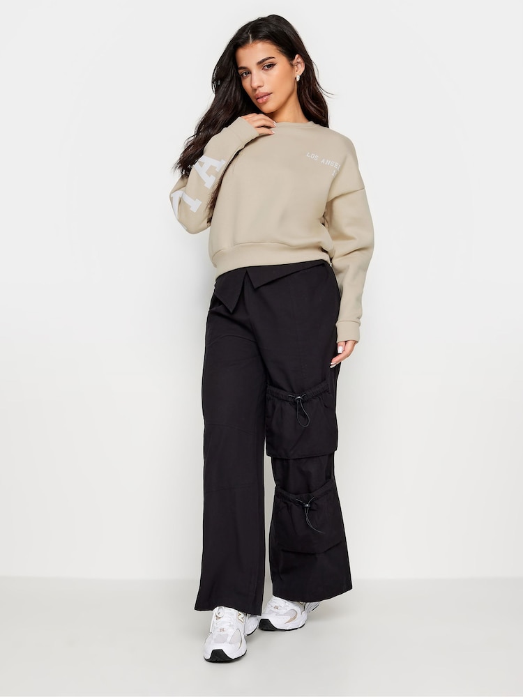 Steinbraun - Pixiegirl Petite California Cropped-Sweatshirt mit Schriftzug - Bild 2 von 4