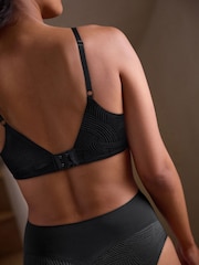 Schwarz - Microfibre & Lace Light Pad Ultimate Comfort Bra A-E - Image 2 of 8