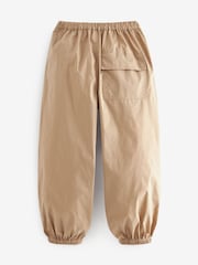 Neutrale Farbe - Parachute-Cargohose mit Bündchen und Knieabnähern (3–16 J.) - Bild 3 von 3