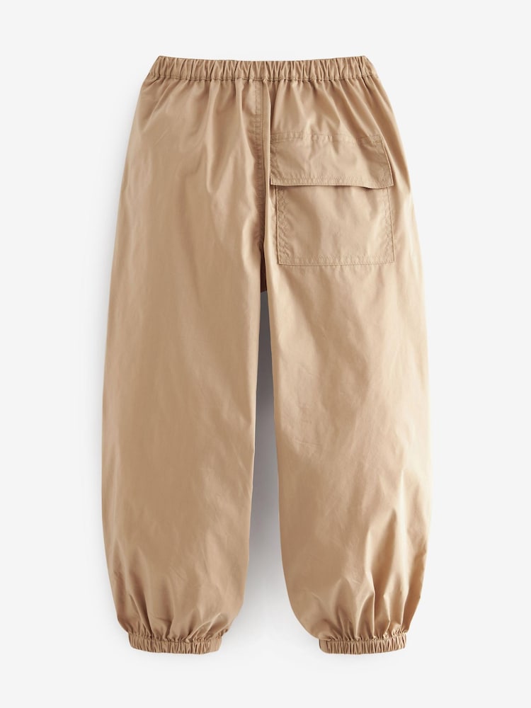 Neutrale Farbe - Parachute-Cargohose mit Bündchen und Knieabnähern (3–16 J.) - Bild 3 von 3 Neutrale Farbe - Parachute-Cargohose mit Bündchen und Knieabnähern (3–16 J.) - Bild 3 von 3