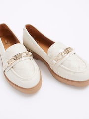 River Island Cream Wide Fit Quilted Branded Chain Loafers - Image 4 of 4