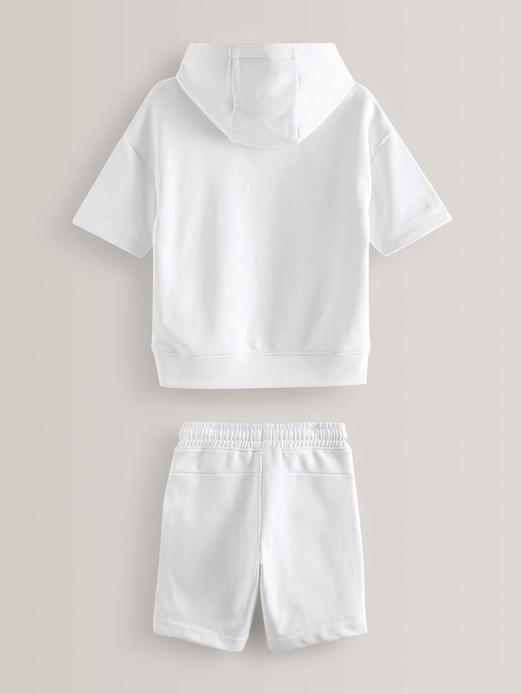 Weiß - Set mit kurzärmeligem Kapuzensweatshirt und Shorts (3–16 Jahre) - Bild 2 von 4 Weiß - Set mit kurzärmeligem Kapuzensweatshirt und Shorts (3–16 Jahre) - Bild 2 von 4