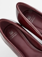 Jagodno rdeča - Čevlji z asimetrično pentljo in mačjo petko Forever Comfort® - Slika 11 iz 11
