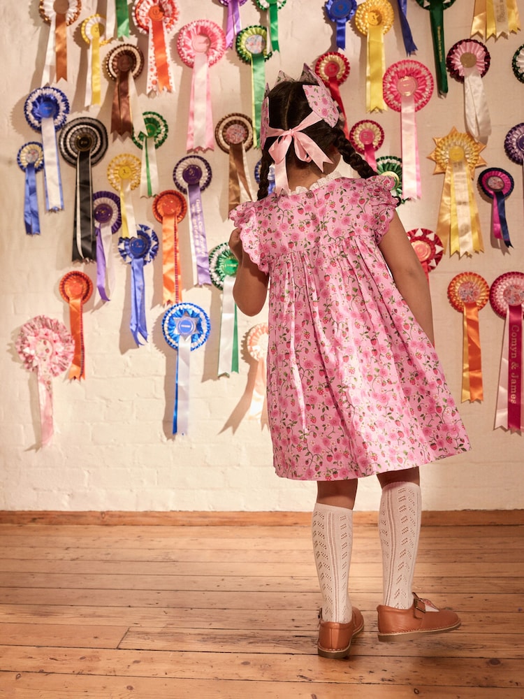 وردي بتصميم الفراولة من Cath Kidston - فستان صيفي مطرز بكُم كشكشة بتصميم مجمع (3 أشهر-8 سنوات) - Image 6 of 11