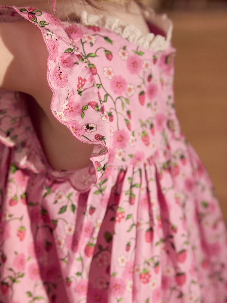 وردي بتصميم الفراولة من Cath Kidston - فستان صيفي مطرز بكُم كشكشة بتصميم مجمع (3 أشهر-8 سنوات) - Image 7 of 11