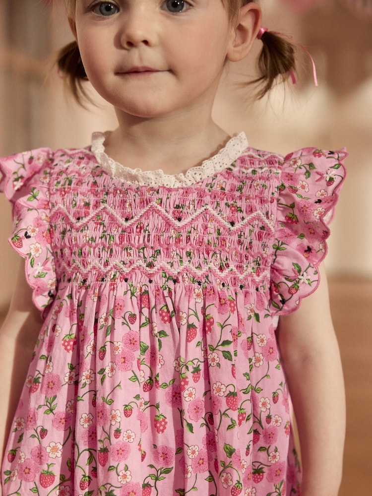 وردي بتصميم الفراولة من Cath Kidston - فستان صيفي مطرز بكُم كشكشة بتصميم مجمع (3 أشهر-8 سنوات) - Image 8 of 11