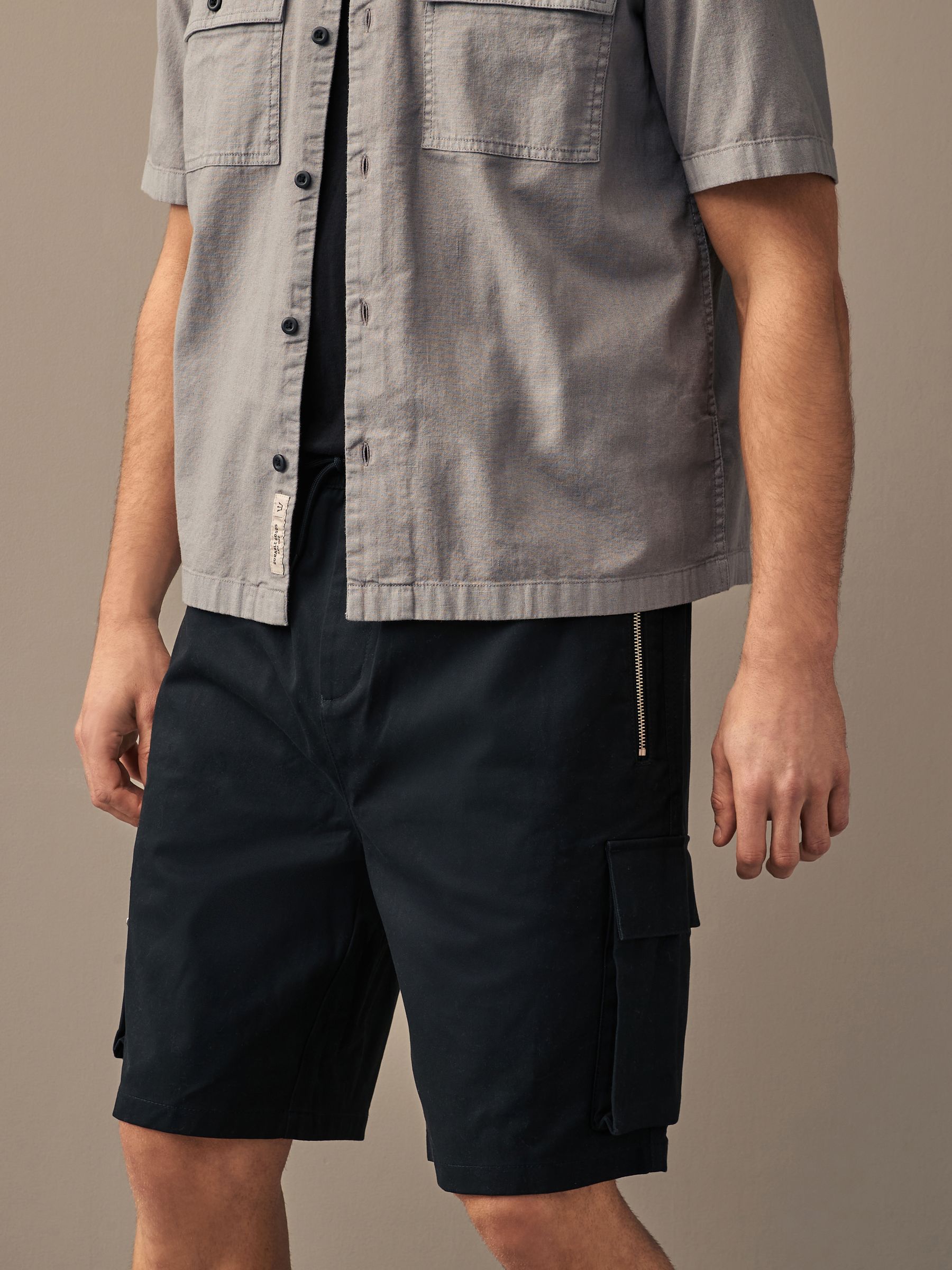 Zip pocket cargo shorts top