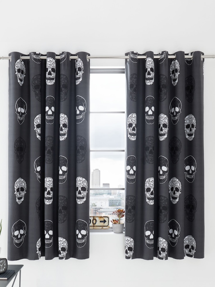 Catherine Lansfield Skulls Reversible Lined Eyelet Curtains - Bild 2 von 3 Catherine Lansfield Skulls Reversible Lined Eyelet Curtains - Bild 2 von 3