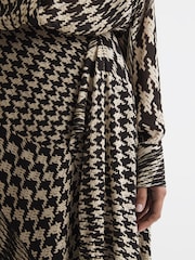 Reiss Black/White Oksana Dogtooth Asymmetric Midi Skirt - Image 4 of 5