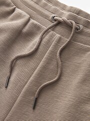 rjava - Teksturirane kratke hlače iz džersija z žepom na zadrgo - Slika 6 iz 9