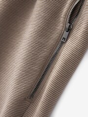 rjava - Teksturirane kratke hlače iz džersija z žepom na zadrgo - Slika 7 iz 9