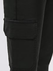 Schwarz - Lift, Style And Shape Beschichtete Utility-Jeans aus Denim in Slim Fit mit Cargotaschen - Bild 5 von 7