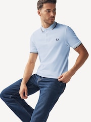 أزرق غائم/أصفر عسلي/أزرق كوبالت - قميص بولو بحافة مزدوجة من Fred Perry  - صورة 1 من 8