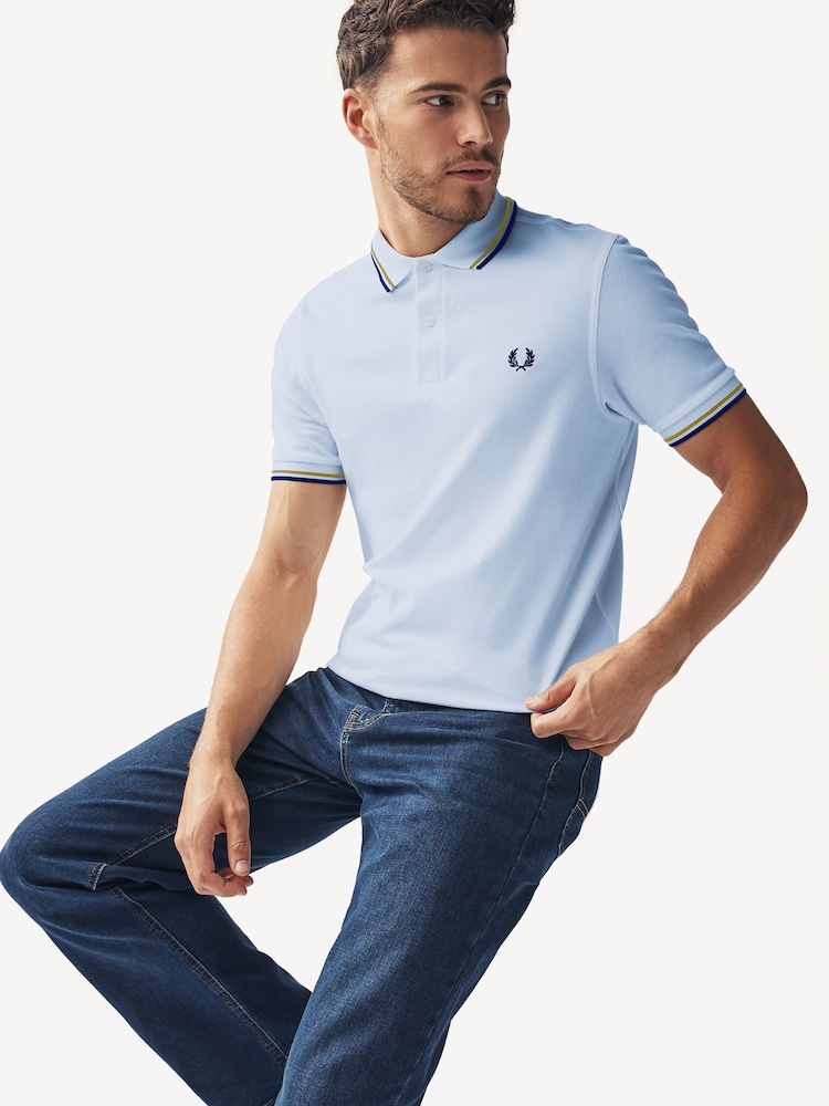 أزرق غائم/أصفر عسلي/أزرق كوبالت - قميص بولو بحافة مزدوجة من Fred Perry  - صورة 1 من 8