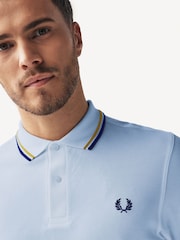 أزرق غائم/أصفر عسلي/أزرق كوبالت - قميص بولو بحافة مزدوجة من Fred Perry  - صورة 5 من 8