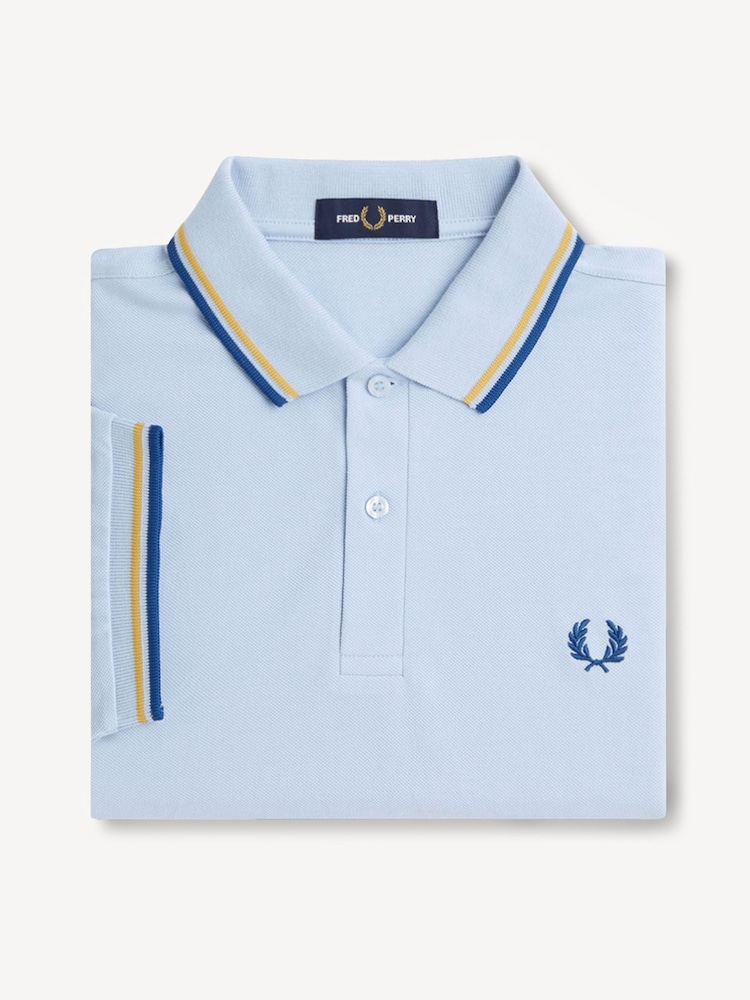 أزرق غائم/أصفر عسلي/أزرق كوبالت - قميص بولو بحافة مزدوجة من Fred Perry  - صورة 8 من 8