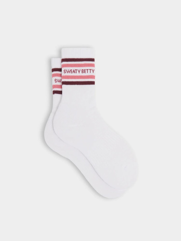 בצבע לבן-גיר - Sweaty Betty גרביים עם כיתוב בסגנון קולג' - תמונה 1 מתוך 5