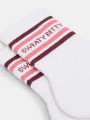 בצבע לבן-גיר - Sweaty Betty גרביים עם כיתוב בסגנון קולג' - תמונה 4 מתוך 5