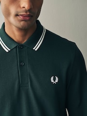 Nachtgrün - Fred Perry Langärmeliges Poloshirt mit doppelten Zierstreifen - Bild 4 von 5