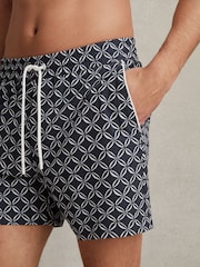 Reiss Navy/White Fraser Geometric Print Drawstring Swim Shorts - Image 4 of 6