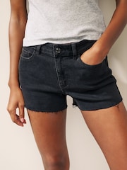 Verwaschenes Schwarz - Superweiche Denim-Shorts mit rohem Saum - Bild 1 von 8