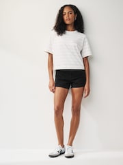 Verwaschenes Schwarz - Superweiche Denim-Shorts mit rohem Saum - Bild 2 von 8