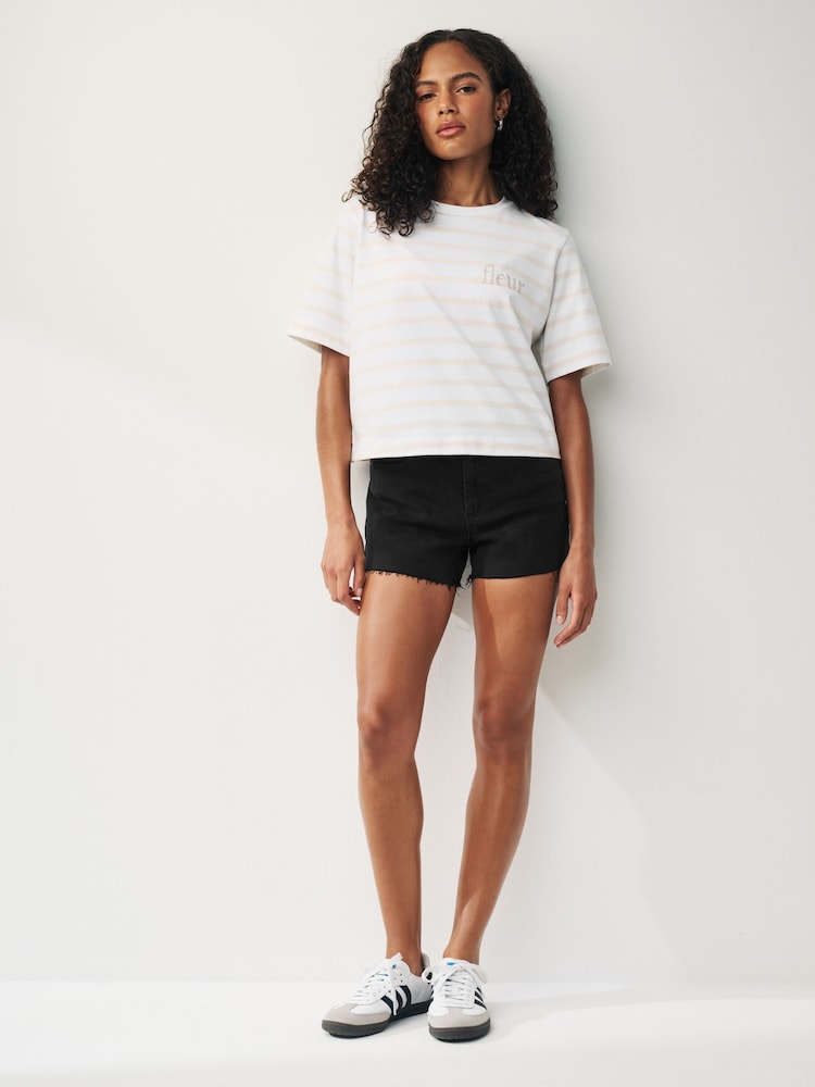 Verwaschenes Schwarz - Superweiche Denim-Shorts mit rohem Saum - Bild 2 von 8