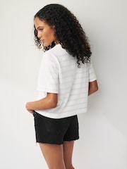 Verwaschenes Schwarz - Superweiche Denim-Shorts mit rohem Saum - Bild 3 von 8