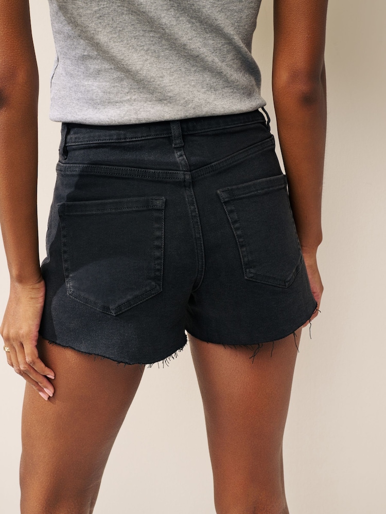 Verwaschenes Schwarz - Superweiche Denim-Shorts mit rohem Saum - Bild 8 von 8