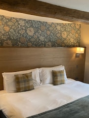 Virgin Experience Days One Night Cotswolds Inn Break At The Snooty Fox Gift Experience - Image 2 of 2