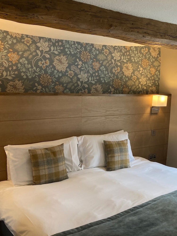 Virgin Experience Days One Night Cotswolds Inn Break At The Snooty Fox Gift Experience - Image 2 of 2