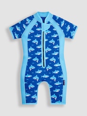 Modelo en azul con estampado de tiburón - Bañador infantil con diseño estampado de JoJo Maman Bébé - Imagen 1 de 3