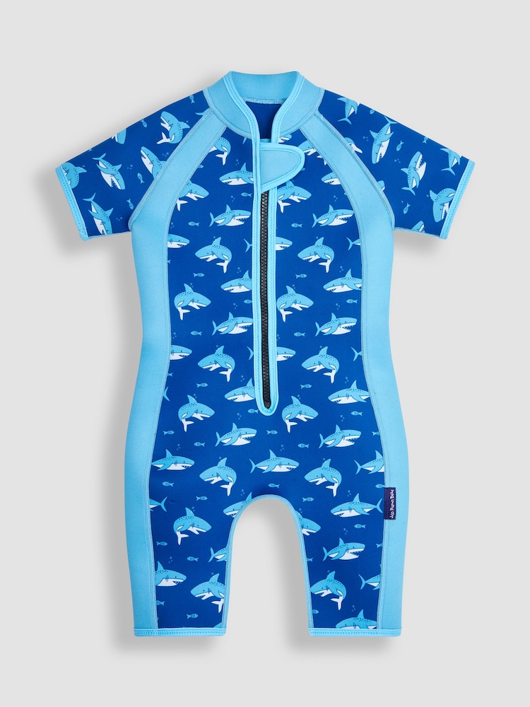 Modelo en azul con estampado de tiburón - Bañador infantil con diseño estampado de JoJo Maman Bébé - Imagen 1 de 3