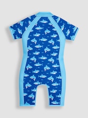 Modelo en azul con estampado de tiburón - Bañador infantil con diseño estampado de JoJo Maman Bébé - Imagen 2 de 3