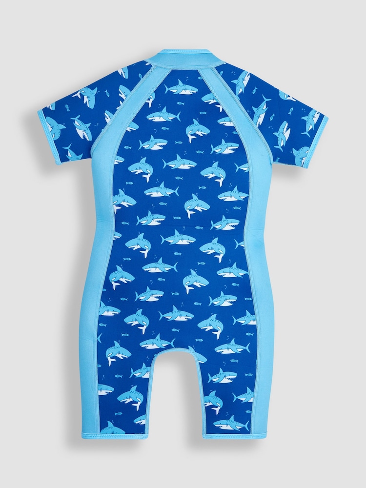 Modelo en azul con estampado de tiburón - Bañador infantil con diseño estampado de JoJo Maman Bébé - Imagen 2 de 3