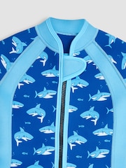 Modelo en azul con estampado de tiburón - Bañador infantil con diseño estampado de JoJo Maman Bébé - Imagen 3 de 3