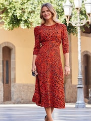 Sosandar Red Ruched Shoulder Midi Dress - Image 4 of 5