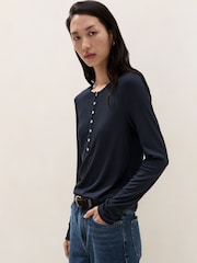 The White Company Button Henley Lightweight Rib Jersey Top - Bild 2 av 6