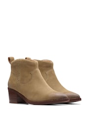 Clarks Natural Suede Morzine Sky Boots - Image 4 of 7