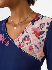 Zils - Joe Browns Chloe V-Neck Jersey Top With Floral Printed Trim - Attēls 2 no 6