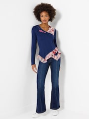 Zils - Joe Browns Chloe V-Neck Jersey Top With Floral Printed Trim - Attēls 3 no 6