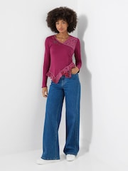 Rozā - Joe Browns Chloe V-Neck Jersey Top With Floral Printed Trim - Attēls 3 no 5